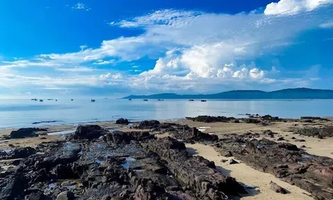 Bãi biển nào dài nhất Việt Nam, là điểm đến lý tưởng ở Quảng Ninh, có bãi đá thiên nhiên cực độc đáo?