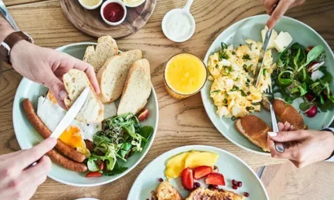 Dấu hiệu nào cảnh báo tình trạng xương yếu? Uống nước ngọt và ngại phơi nắng, đâu mới có hại hơn cho xương?