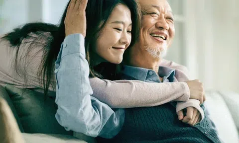 Vội lấy gái trẻ sau 1 năm vợ mất, cái kết buồn của ông hàng xóm khiến tôi nhận ra 3 điều khi về già