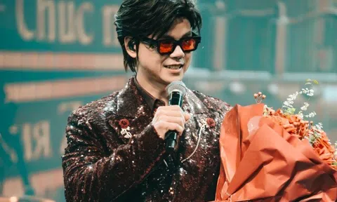 Phan Đinh Tùng mừng sinh nhật tuổi 50 bằng "Đinh Show" tại Hà Nội