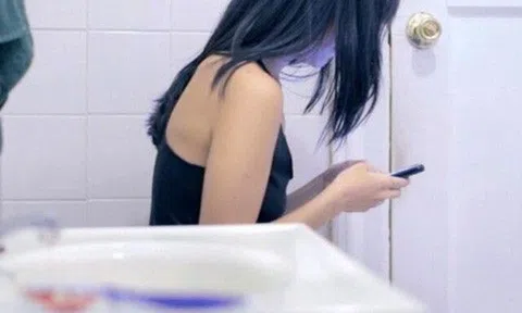 Con gái riêng của vợ tối nào cũng ở trong buồng tắm 2 tiếng, thấy thứ đứa trẻ cầm trên tay tôi mới vỡ lẽ