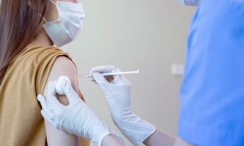 Quy trình tiêm chủng chuẩn hóa giúp phụ huynh yên tâm cho con tiêm phòng đầy đủ, đúng lịch