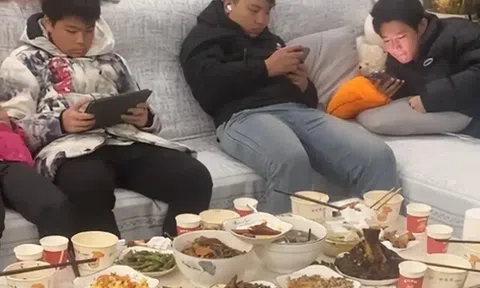 8 đứa trẻ về quê nghỉ lễ, nhìn thứ chúng cầm trên tay, cha mẹ không thể bình tĩnh