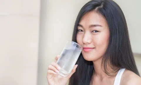 Uống nước vào dạ dày nhưng tại sao lại tốt cho thận? Để nhân đôi tác dụng cần phải uống vào thời điểm nào?