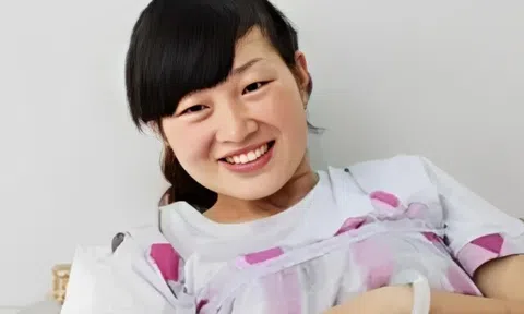 Bà bầu lao xuống ao cứu bé gái đuối nước gây thót tim