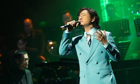 Tuấn Hưng bùi ngùi trên sân khấu khi nói về người mẹ vừa khuất bóng