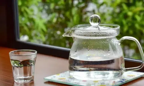 Uống nước đun sôi để nguội có phải tốt nhất, khi dùng cần tránh xa 2 thói quen gây nguy hiểm tới sức khỏe