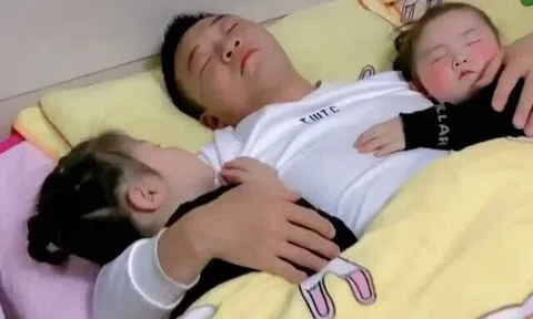 Kiểm tra camera ở nhà thấy chồng ôm 2 con gái ngủ say, cảnh tượng ở góc giường khiến vợ đỏ mặt