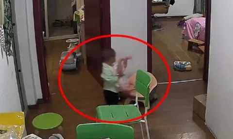 Anh trai 1 tuổi bế em sơ sinh đi lại trong nhà, mẹ hốt hoảng khi thấy đứa trẻ bị dốc ngược đầu xuống đất