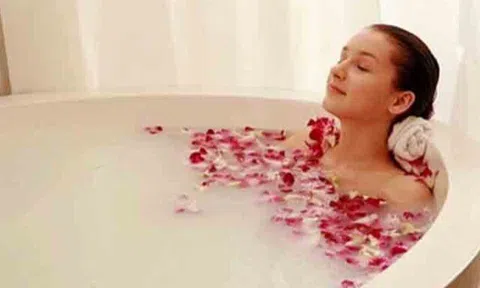 Nam giới tắm nước nóng dễ ảnh hưởng sức khỏe, vậy phụ nữ thì sao? Đâu là thời điểm nên tránh tắm?