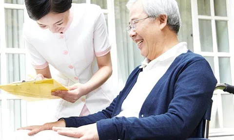 Giúp việc lương 15 triệu/tháng nhưng lười nấu nướng, dọn dẹp, bí mật tới thăm thấy cảnh cô ấy và bố già, tôi tăng lương