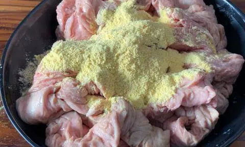 Không dùng muối và giấm, rửa lòng già lợn bằng bột màu vàng rẻ tiền này 5 phút sạch bong, hết mùi hôi