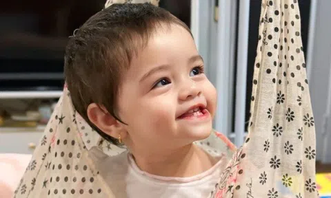 Con gái Nhật Kim Anh để tóc tém cá tính sau khi bị mẹ cạo trọc đầu, đôi mi cong vút như búp bê Tây