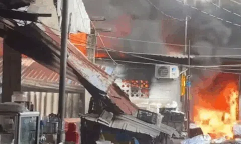 Cận cảnh cháy lớn gần chợ bình trưng: khói lửa bốc cao ngùn ngụt, người dân hoảng loạn