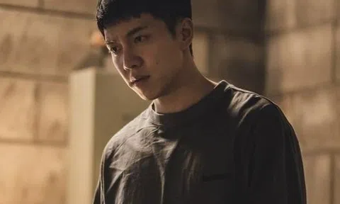 Đến nhà vợ cũ thăm con gái, vén tấm chăn của con lên, tôi hoảng loạn chạy ra khỏi cửa