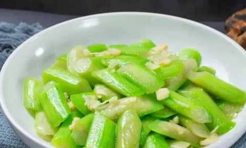 Xào mướp, điều tối kỵ là cho trực tiếp vào chảo! Nhớ thêm 2 bước, mướp xanh như ngọc chẳng lo thâm đen