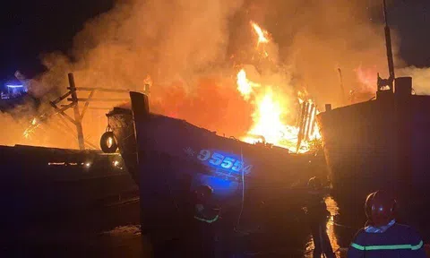 4 tàu cá ở Quảng Ngãi bốc cháy lúc rạng sáng