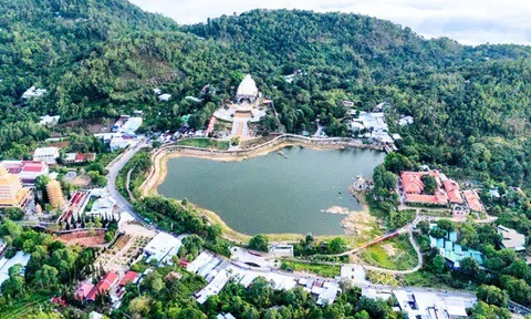 Khám phá ngọn núi "nóc nhà" ở An Giang: Ăn gì, chơi gì mà du khách thích mê quên lối về?