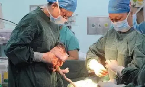 Đang đỡ đẻ cho sản phụ, bác sĩ bỗng hô lên: "Bố nhanh chụp ảnh! Con anh là một phép màu"