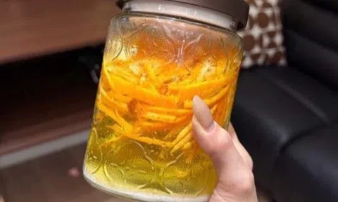 Không ngờ ngâm vỏ cam trong giấm trắng có tác dụng kỳ diệu đến vậy, tiết kiệm được tiền triệu mỗi năm