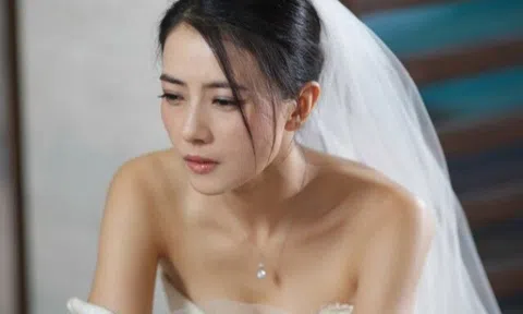 Tái hôn với chồng kém 15 tuổi, ngày cưới nhận được một kiện hàng, mở ra tôi òa khóc