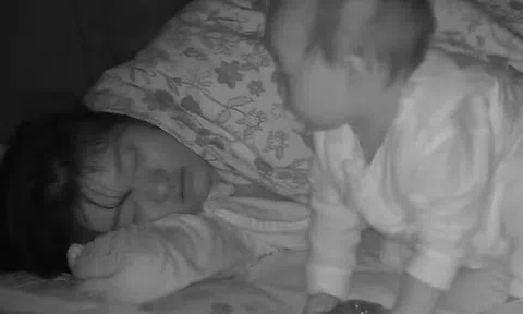 Camera ghi cảnh mẹ bỉm ngủ 8h sáng chưa dậy, hành động của con gái 1 tuổi khiến ai cũng bất ngờ