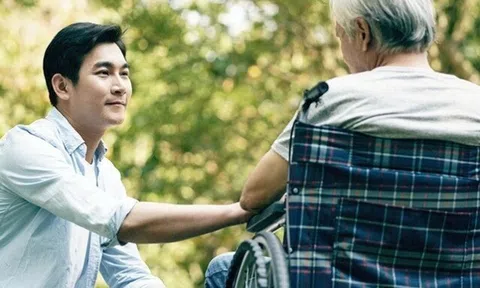 Dùng hết tiền lương hưu trả nợ cho con trai, lúc bệnh nặng sống nhờ con gái, tôi ân hận khi đọc tin nhắn con dâu