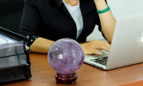 Tại sao các sếp lớn thường bày quả cầu phong thủy trên bàn làm việc?