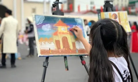 Diệp Lâm Anh khoe con gái đam mê vẽ tranh giống mẹ, ra dáng họa sĩ tài ba