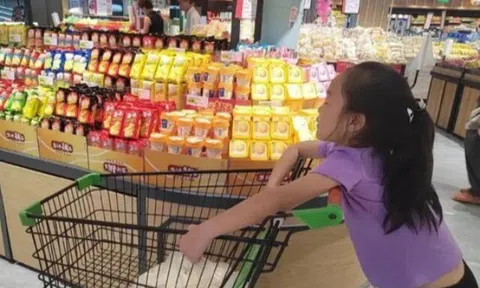 Con uống trộm nước trong siêu thị bị nhân viên buộc tội, bố đáp "Ông phải xin lỗi con tôi"
