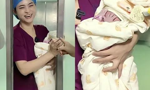 Bé sơ sinh vừa chào đời được bác sĩ bế ra ngoài gặp gia đình, đứa trẻ liên tục lấy tay che mặt