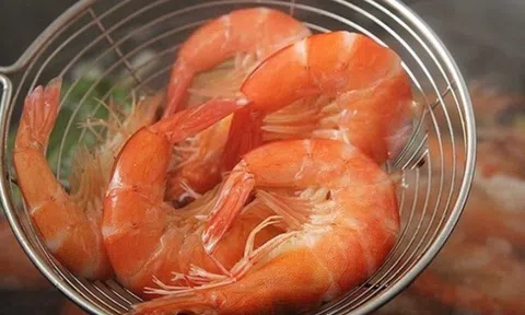 Luộc tôm đừng dùng hành, gừng để khử tanh, chỉ cần thêm vài hạt này tôm chín đỏ au, đậm vị ngọt tự nhiên