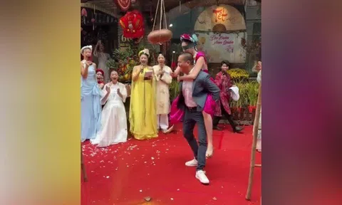 Khánh Vân được chồng 7x cõng chơi bịt mắt đập niêu.