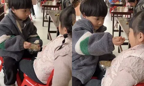 Cô giáo gửi ảnh con trai ở trường, mẹ hốt hoảng vì hành động của bé dành cho bạn gái xinh nhất lớp