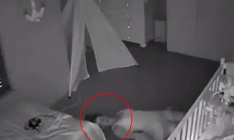 Video hút 20 triệu lượt xem ghi lại cảnh mẹ bỉm có hành động lạ trong phòng con, nằm bất động dưới đất cười kinh dị