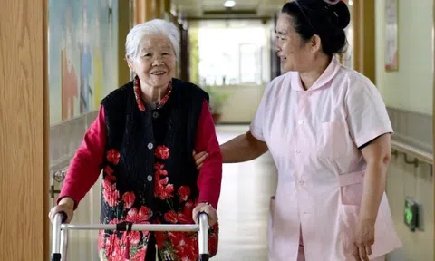 Tưởng vào viện dưỡng lão là có "tuổi già an nhàn", 6 tháng sau tôi vỡ mộng nhận ra: Ở nhà thuê giúp việc là sướng nhất!