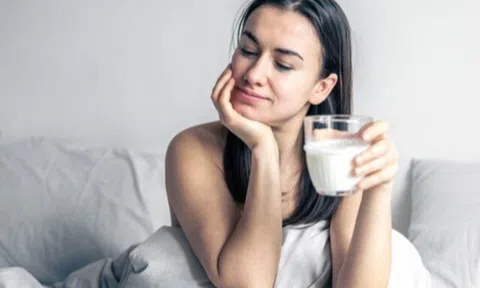 Thói quen uống sữa ấm trước khi ngủ có lợi hay có hại? Điều gì xảy ra nếu bạn uống một ly sữa mỗi đêm