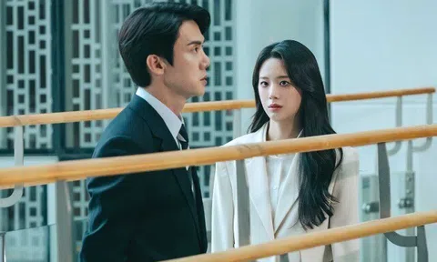 Chồng cũ cầm sổ đỏ xin tái hôn, tôi gật đầu nhưng vội đổi ý khi thấy một người trước cổng ủy ban