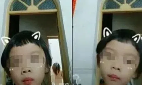 Bé gái nghịch điện thoại quay livestream, hình ảnh người mẹ phía sau khiến nhiều người "đỏ mặt"