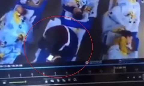 Xem camera thấy cô giáo ôm con ngủ trưa, nhưng nhìn kỹ bố mẹ phát hiện việc làm tày trời, lập tức báo cảnh sát