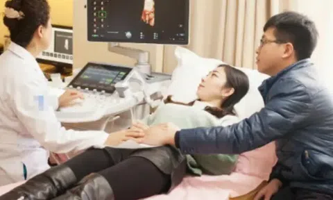 Đưa vợ đi phá thai, chồng bàng hoàng khi bác sĩ thông báo: Cha đứa trẻ không phải anh!
