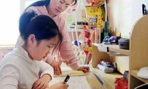 Kiểm tra bài tập làm văn của con, bố rùng mình khi đứa trẻ viết: "Bố em đã mất!", lý do quá đáng yêu