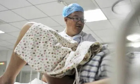 Vừa đỡ đẻ cho sản phụ, nam bác sĩ sản bị người chồng hành hung và nói một câu khiến ai cũng tức giận