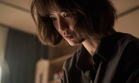 Mới về quê ở nhà ông bà 3 đêm, cháu gái luôn miệng nói có trộm vào nhà, phát hoảng với bóng người trong camera