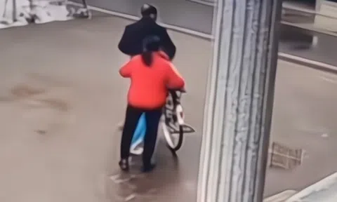 Đi làm xa gửi con về quê ăn Tết với ông bà nội, mẹ òa khóc khi xem camera ở nhà