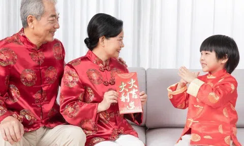 Khách bắt con phải "Chào" mới được nhận lì xì, phản ứng đầy thông minh của người mẹ được cả nhà khen ngợi