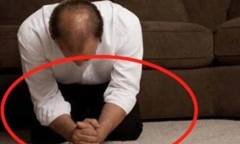 Vợ ngày càng phờ phạc, lạnh nhạt, chồng vẫn bất chấp đòi "yêu" rồi hối hận quỳ xin lỗi