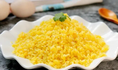 Cơm nguội thừa sau Tết đem rang trứng, cho cơm hay trứng vào chảo trước, nếu làm sai ăn không giòn ngon, màu xấu