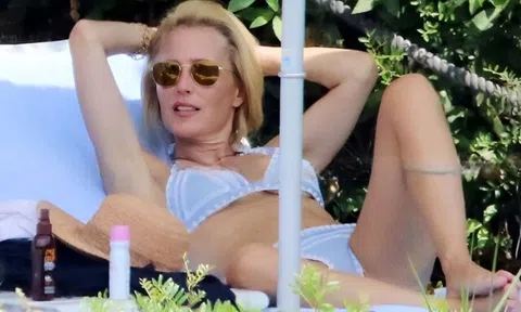 Mỹ nhân Sex Education đang quay phim thì dính bầu, đẻ 10 ngày đã đi làm trở lại, 3 lần sinh nở vẫn quyến rũ