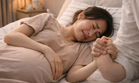 Mẹ chồng vào phòng tân hôn tặng vàng lấy vía cho đứa nhỏ trong bụng, chiều đó tôi nhập viện cấp cứu